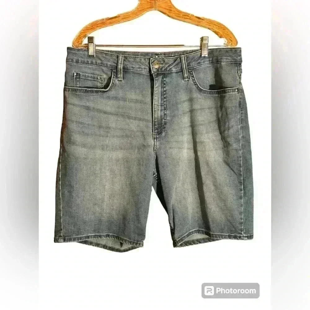 Women’s size 16 Lee Riders mid-rise Bermuda jean shorts.